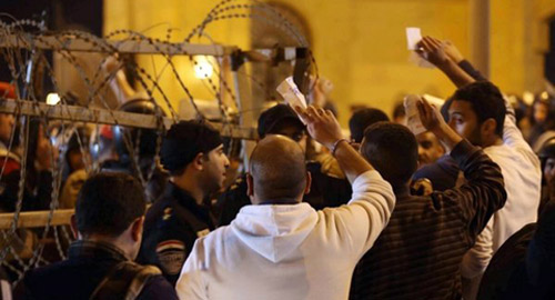 Sốc: CĐV giao tranh với cảnh sát, 22 người chết - 2