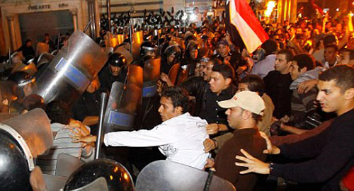 Sốc: CĐV giao tranh với cảnh sát, 22 người chết - 4