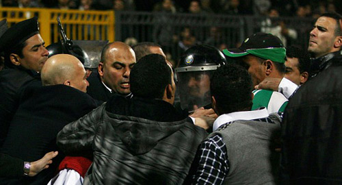 Sốc: CĐV giao tranh với cảnh sát, 22 người chết - 3