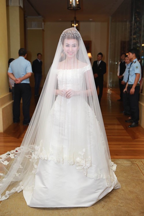 Ngân Khánh đẹp ấn tượng với váy cưới gần 200 triệu - 1