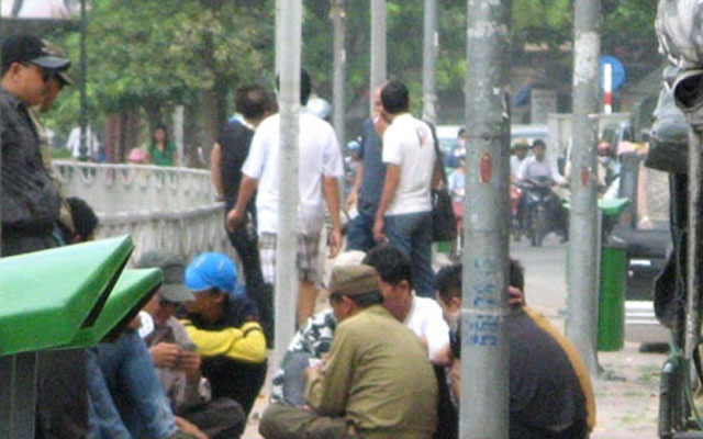 Những “sới bạc” trên hè phố Thủ đô - 1