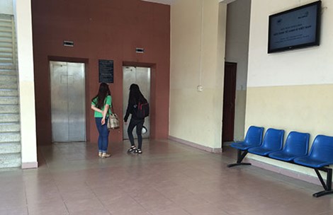Một nữ sinh viên bị tạt a-xít ngay tại trường - 1