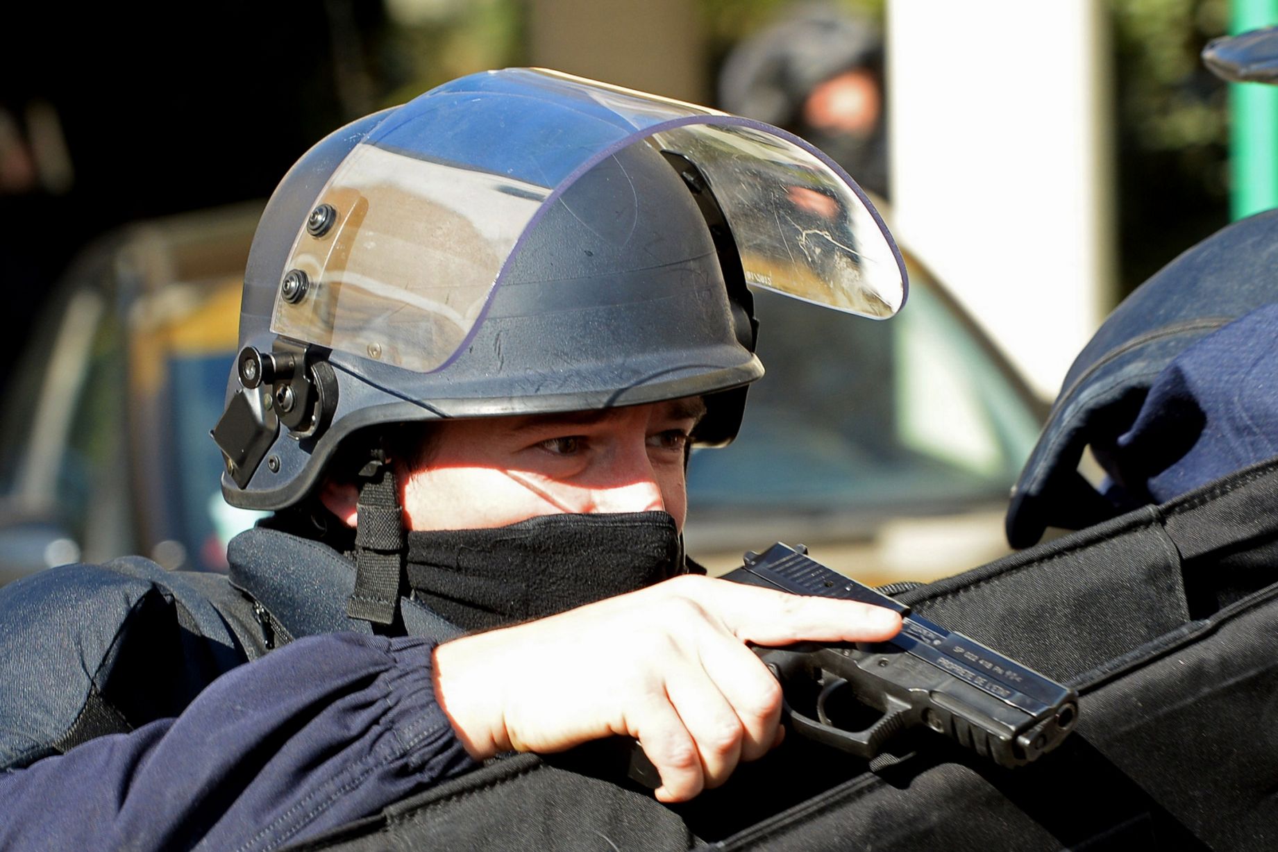 Pháp: Tội phạm băng đảng xả AK ám sát cảnh sát trưởng - 1