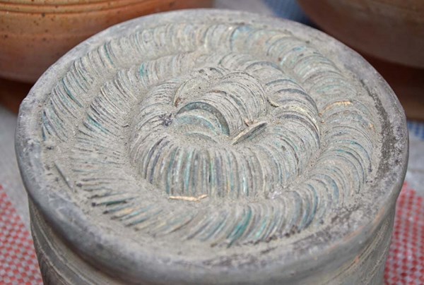 Tiền cổ bán cả chum ở vỉa hè, giá bạc triệu - 2