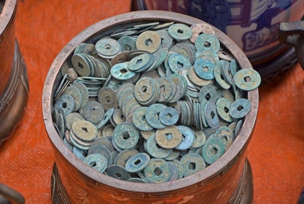 Tiền cổ bán cả chum ở vỉa hè, giá bạc triệu - 6