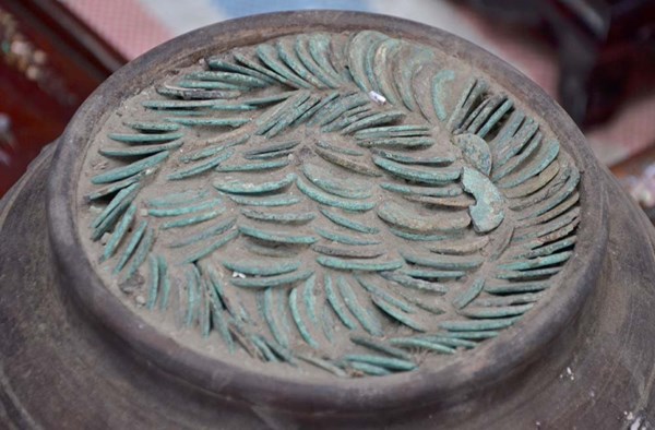 Tiền cổ bán cả chum ở vỉa hè, giá bạc triệu - 8