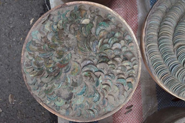 Tiền cổ bán cả chum ở vỉa hè, giá bạc triệu - 4