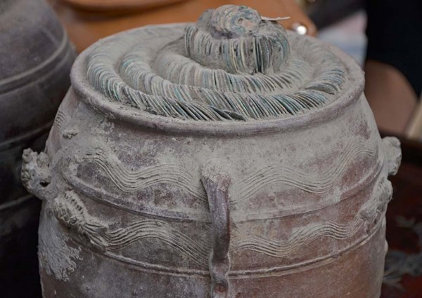 Tiền cổ bán cả chum ở vỉa hè, giá bạc triệu - 5