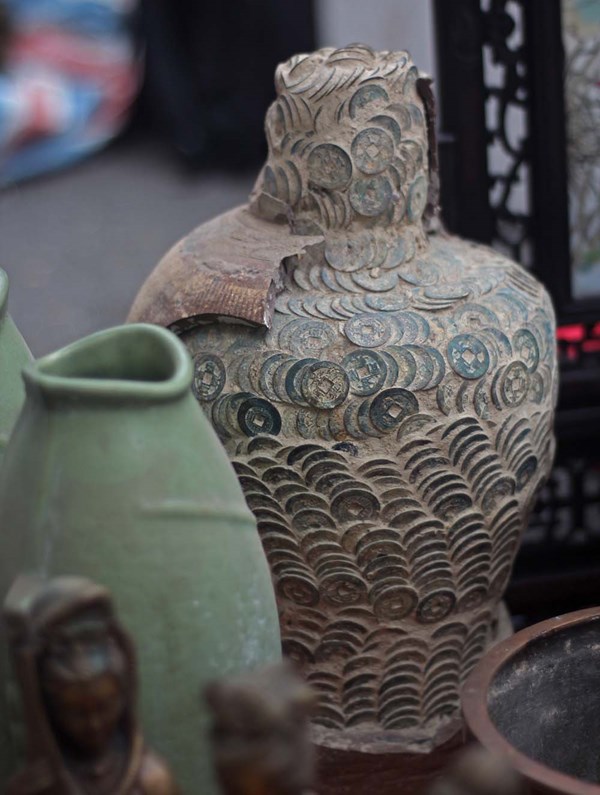 Tiền cổ bán cả chum ở vỉa hè, giá bạc triệu - 9