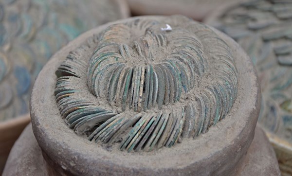 Tiền cổ bán cả chum ở vỉa hè, giá bạc triệu - 7