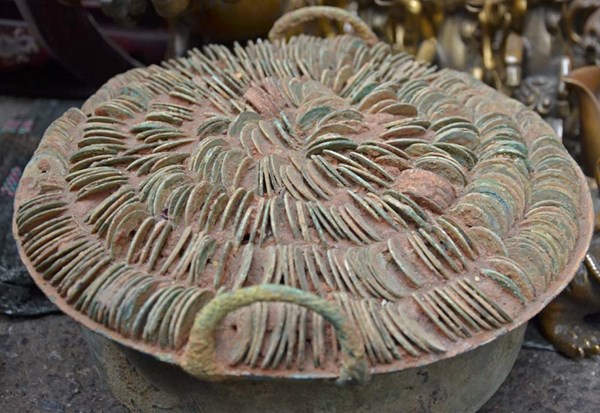 Tiền cổ bán cả chum ở vỉa hè, giá bạc triệu - 11