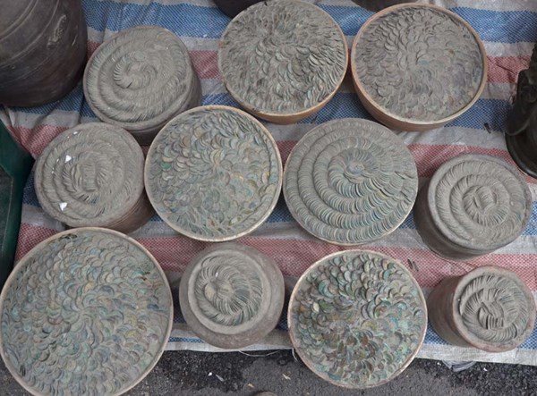 Tiền cổ bán cả chum ở vỉa hè, giá bạc triệu - 14