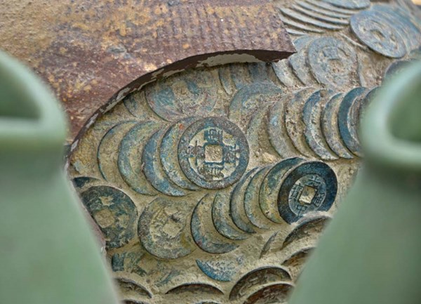 Tiền cổ bán cả chum ở vỉa hè, giá bạc triệu - 12