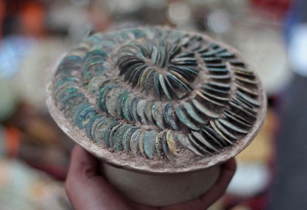 Tiền cổ bán cả chum ở vỉa hè, giá bạc triệu - 10