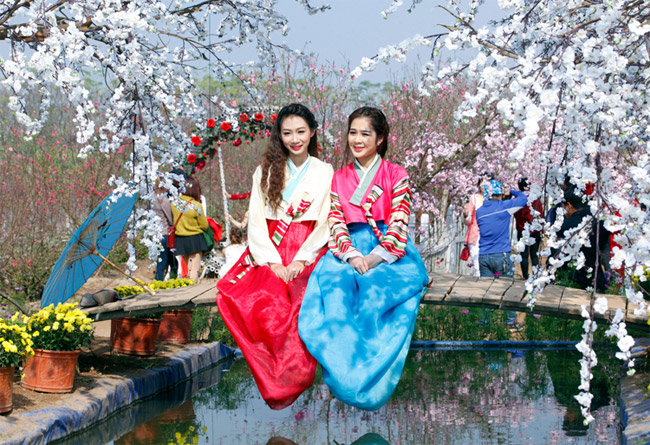 Trang phục hanbok của người Hàn Quốc cũng rất được các bạn trẻ yêu thích
