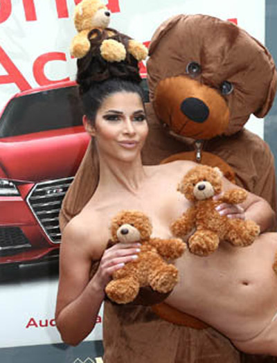 Người mẫu Đức gây náo loạn vì che thân bằng 3 con gấu - 1