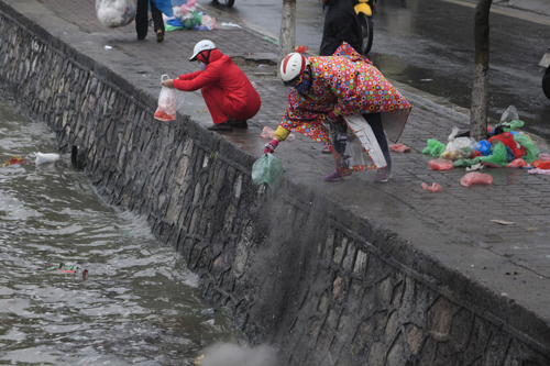 Cá chép bị tóm gọn sau khi được tiễn lên trời - 2