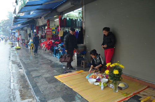 HN: Vỉa hè phố cổ “đỏ lửa” trong ngày tiễn ông Táo - 1