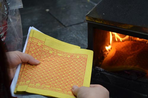 HN: Vỉa hè phố cổ “đỏ lửa” trong ngày tiễn ông Táo - 4