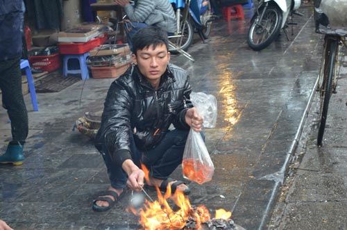 HN: Vỉa hè phố cổ “đỏ lửa” trong ngày tiễn ông Táo - 10