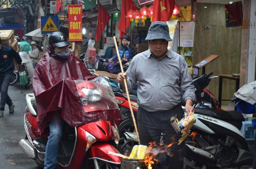 HN: Vỉa hè phố cổ “đỏ lửa” trong ngày tiễn ông Táo - 8