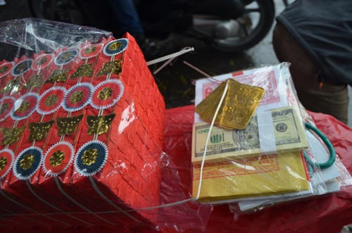 HN: Vỉa hè phố cổ “đỏ lửa” trong ngày tiễn ông Táo - 2