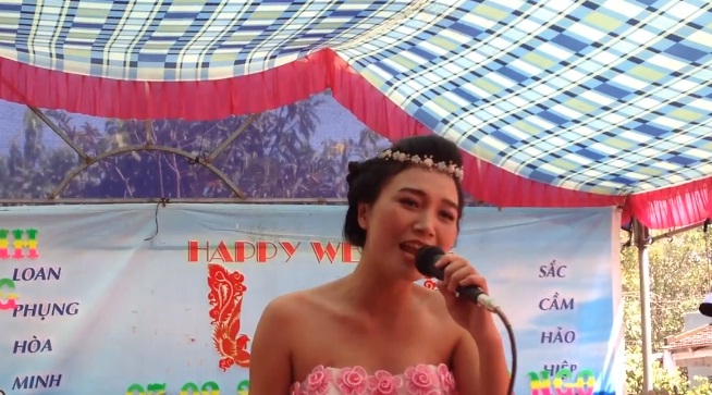 Clip cô dâu hát hay như ca sĩ khiến dân mạng thích thú - 1