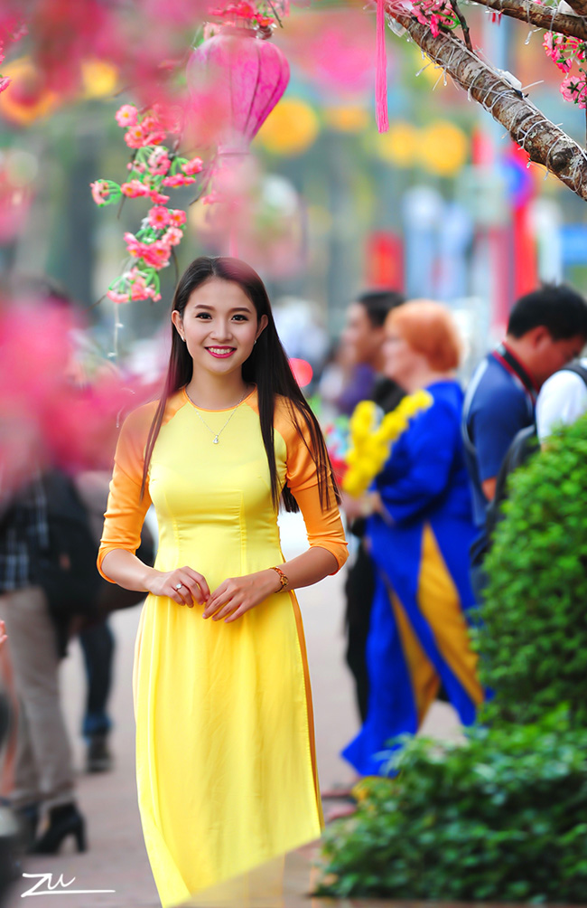 Người đẹp Hoa anh đào 2009 Dương Thị Mỹ Duyên dịu dàng du xuân trên phố Sài Gòn