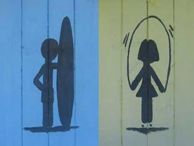 Chàng trai lướt ván còn cô gái chơi nhảy dây
