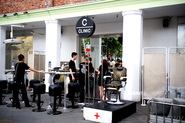 The Clinic là một quán bar theo chủ đề bệnh viện dành cho khách hàng ở Singapore.