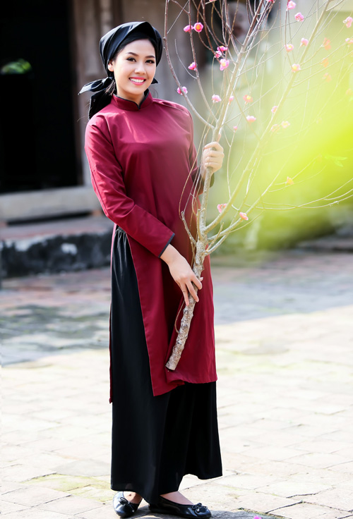 Nguyễn Thị Loan mặc áo dài hát Xoan - 1