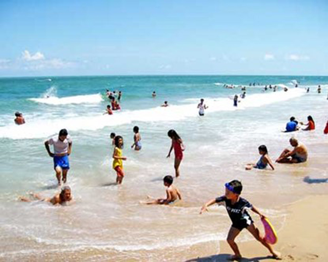 Bên cạnh đó, Bãi Dài, Phú Quốc cũng nằm trong danh sách bình chọn những bãi biển cát trắng đẹp trên thế giới và đứng ở vị trí thứ sáu trên tổng số 13 địa danh. Đứng đầu danh sách là bãi biển Bottem Bay, Barbados. Ngoài Việt Nam, đại diện thứ hai của châu Á nằm trong danh sách này là Thái Lan.

Theo các chuyên gia nước ngoài đánh giá, bãi biển này sở hữu những bãi tắm đẹp, phong cảnh tự nhiên còn giữ nguyên được vẻ nguyên sơ và đặc biệt là chỉ với giá cả rất phải chăng. Nơi đây chắc chắn sẽ đem đến cho du khách những trải nghiệm thú vị bất ngờ mà không phải nơi nào cũng có.
