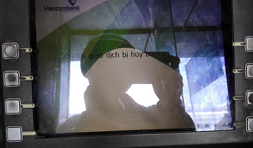 Máy ATM bị lỗi, chỉ nhả tiền 20.000 đồng gây bức xúc - 1