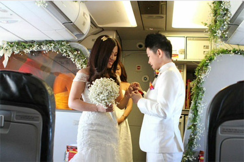 Cặp đôi đồng tính nữ tổ chức đám cưới trên máy bay - 1
