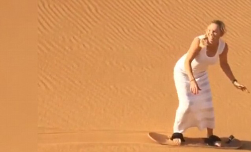 Wozniacki trổ tài lướt cát tại Dubai - 1