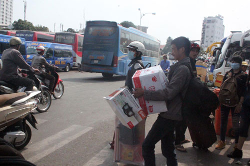 Ảnh: TPHCM đông nghẹt chiều "hồi hương" - 7