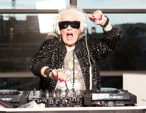 Những U90 vẫn “vô tư” trượt ván, múa cột - 7