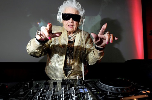 Những U90 vẫn “vô tư” trượt ván, múa cột - 6