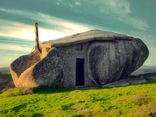 A Casa do Penedo được mệnh danh là “House of Stone” được xây dựng từ bốn tảng đá khổng lồ.