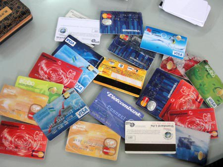 Bắt nhóm người nước ngoài dùng thẻ ATM giả “nẫng” tiền - 1