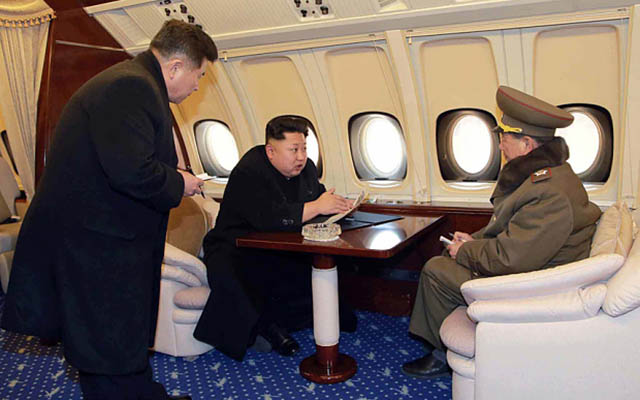 Lộ ảnh Kim Jong-un ngồi chuyên cơ siêu sang thị sát công trường - 1