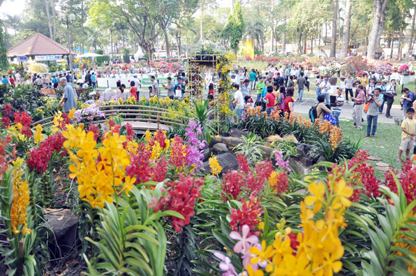 Những ngày qua, hàng ngàn người dân đổ về Hội hoa xuân công viên Tao Đàn (quận 1) tham quan, chụp ảnh.