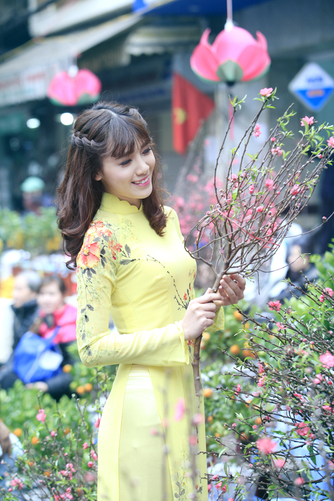 Hà Min chia sẻ "Nhà em cũng thêm thành viên mới, giờ lên chức cô rồi cảm thấy bản thân phải có trách nhiệm hơn với gia đình. Năm nay cũng tốn tiền lì xì nhiều hơn rồi".
