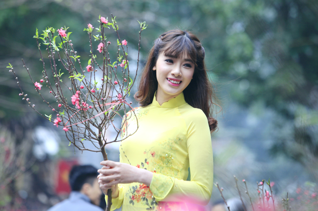 "Chỉ có những năm bận rộn công việc quá thì phải tận 29 hay 30 tết mới được về nhà nên không phụ bố mẹ dọn nhà hay gói bánh chưng được thôi ạ", hot girl nói thêm.
