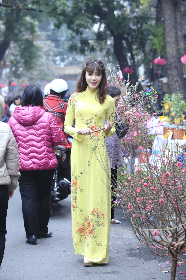 "Em chưa đi làm chính thức ở đâu nên chưa được thưởng tết ạ. Có chăng thì là nhiều show hơn vào dịp tết".
