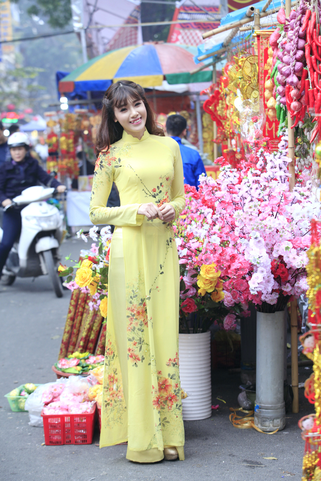 "Em và người ấy đều rất quan tâm, chia sẻ với nhau nhiều thứ. Anh ý không trong giới nghệ thuật nhưng cũng rất hiểu và cảm thông cho em"
