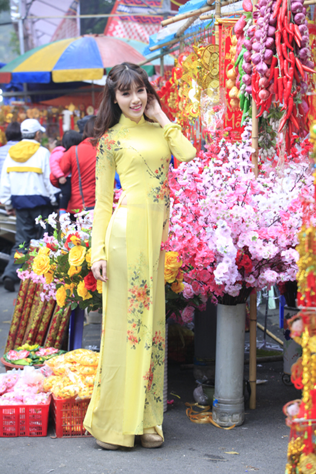 Cô cũng cho rằng "Cưới xin thì không nói trước được, nhưng khi nào có thiệp cưới em sẽ thông báo với mọi người"
