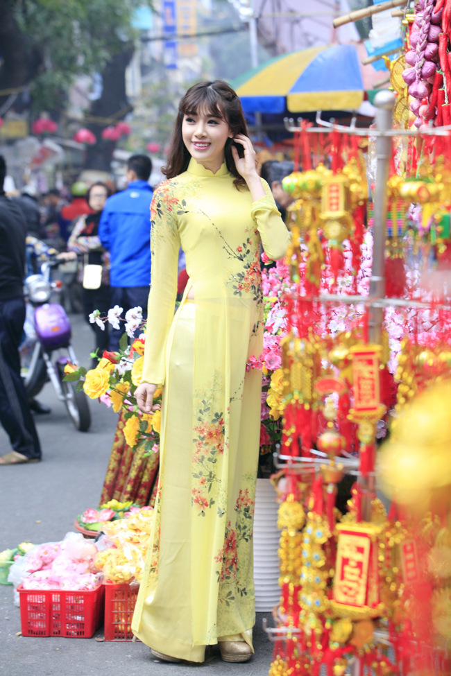Hà Nội những ngày đầu năm nắng đẹp, Hà Min tươi tắn trong bộ áo dài vàng
