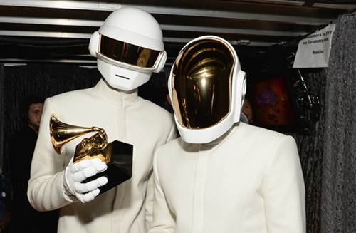 6 nghệ sĩ chuyên giấu mặt khi trình diễn - 4