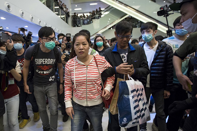 Dân TQ bị phản đối vì đổ xô đến Hong Kong sắm tết - 1